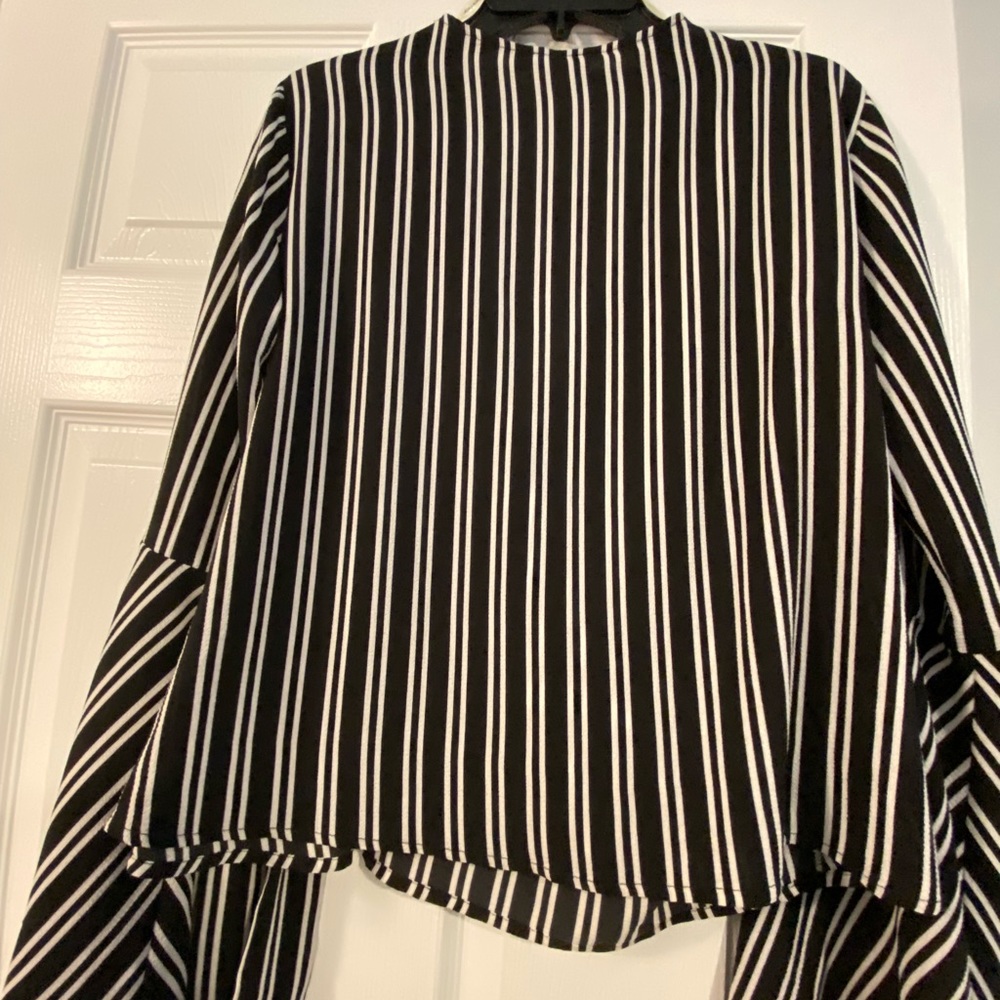 Women’s tie shirt. - Picture 3 of 3